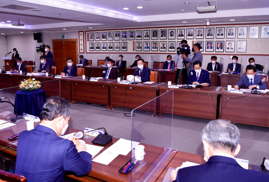 이용섭 광주광역시장이 29일 오후 시청 중회의실에서 열린 ‘2021 지역 국회의원-광주광역시 예산정책협의회’에 참석해 기념촬영을 하고 있다. 왼쪽부터 정의당 강은미 의원, 더불어민주당 윤영덕·민형배·이형석·송갑석 의원, 이용섭 시장, 더불어민주당 이병훈 의원, 무소속 양향자 의원, 더불어민주당 이용빈 의원, 김용집 광주시의회 의장. /광주시 제공