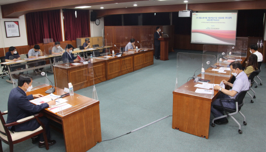 광양만권경제자유구역청은 지난 2일 상황실에서 ‘EV 경량소재부품분야 개발제조기업 사업모델 구축’ 용역 착수 보고회를 개최, 광양만권의 전기자동차 부품 제조기업 투자유치 전략 수립에 적극 나섰다. /광양만권경제자유구역청 제공