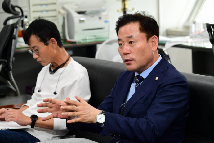 비수도권 유일 최고위원 후보인 송갑석 의원이 9일 광주시의회 기자들과 간담회를 열고 질문에 답하고 있다.