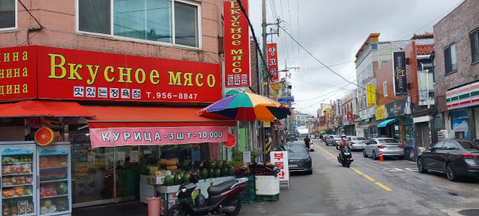 광주 광산구 월곡2동은 ‘관광객 1천만명 방문’을 목표로 고려인의 역사와 문화, 삶, 이야기 등을 자산삼아 선주민과 이주민이 협력해 전국 최고의 다문화 특화 마을을 만들어 가고 있다. 사진은 월곡2동 산정공원로에 조성중인 고려인 특화거리 모습. 러시아어와 한글로 적힌 상점 간판에서 선주민과 이주민이 공존하는 마을임을 알 수 있다. /김명식 기자 msk@namdonews.com