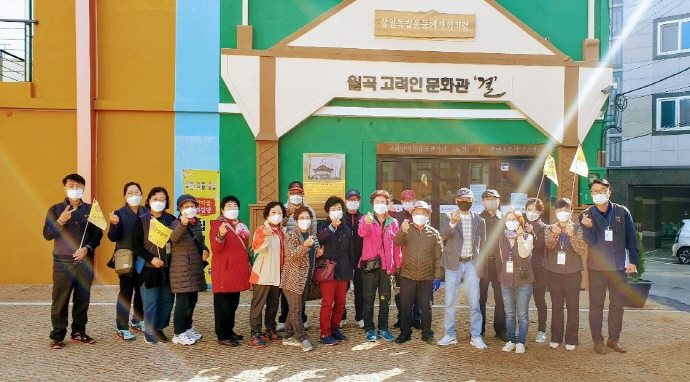 광주 광산구 월곡2동은 ‘관광객 1천만명 방문’을 목표로 고려인의 역사와 문화, 삶, 이야기 등을 자산삼아 선주민과 이주민이 협력해 전국 최고의 다문화 특화 마을을 만들어 가고 있다. 사진은 지난 8월 15일 선주민과 고려인이 협력해 개최한 홍범도 장군 흉상 제막식 모습들./고려인마을 제공