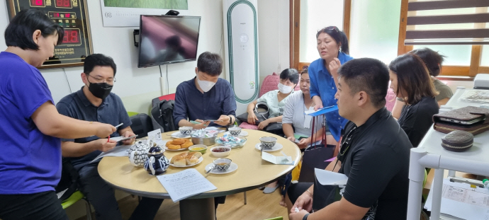 우크라이나 전쟁을 피해 입국한 대다수 고려인들은 현행 국내법상 ‘재외동포’로 인정받지 못해 취업과 교육, 의료 등에서 차별을 받고 있다는 지적이다. 고려대의료원 소속 의료봉사단이 지난 7월 고려인광주진료소를 방문해 우크라이나 탈출 후 광주에 안착한 고려인 동포를 대상으로 무료진료를 실시하는 다/고려인마을 제공