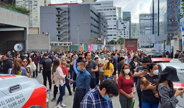 강진에 놀라 대피한 멕시코시티 시민들 / 사진 연합뉴스