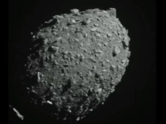 DART 우주선이 충돌하기 직전 다이모르포스 이미지 / NASA TV 이미지 캡처