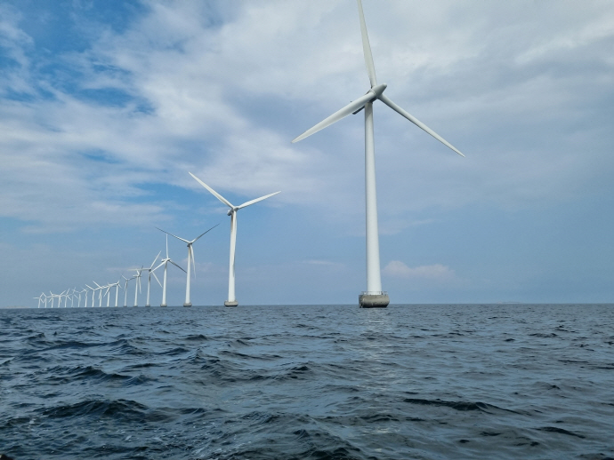전남 신안에 2030년까지 원자력발전소 8기와 맞먹는 8.2GW 규모 해상풍력 발전단지 조성사업이 추진되고 있는 가운데 사업이 본궤도에 오르기 위해선 덴마크 등 해상풍력 강국과 같이 복잡한 인허가 절차를 통합·지원하는 원스톱 기구가 절실한 것으로 나타났다. 이 때문에 관련 인허가 절차 간소화를 골자로 한 ‘풍력발전 보급촉진 특별법(원스톱샵)’ 제정을 요구하는 산업계의 목소리도 커지고 있다. 사진은 덴마크 해상풍력 발전단지 전경. /전남도 제공