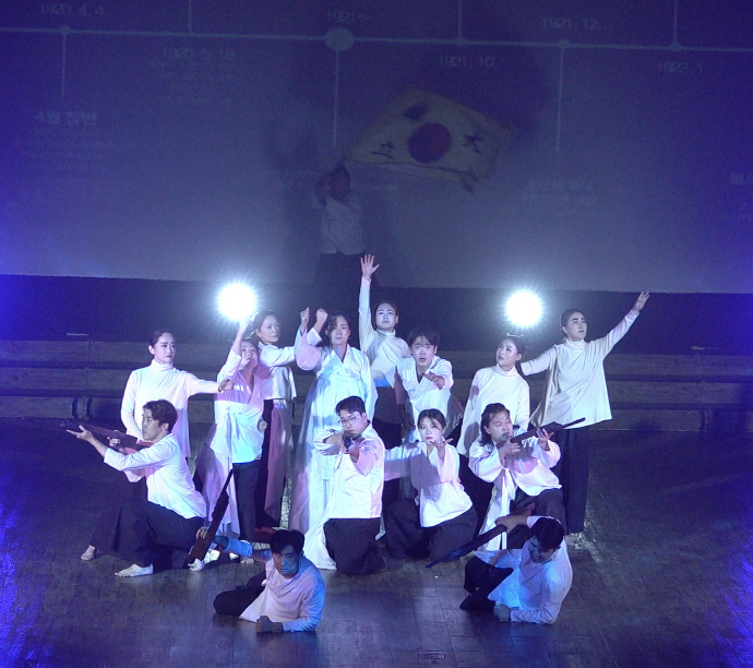 광주 고려인마을극단 ‘1937’과 호남대학교가 공동제작한 뮤지컬 ‘나는 고려인이다’가 지난달 2일 카자흐스탄 알마티 한국교육원에서 해외 첫 공연을 가졌다. 고려인의 시련과 극복의 역사를 음악과 무용, 노래로 표현한 작품은 현지 고려인 동포들에게 큰 감동을 안겼다. /김명식 기자 msk@namdonews.com