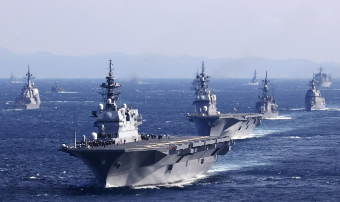 국제관함식에서 항행하는 일본 호위함 이즈모