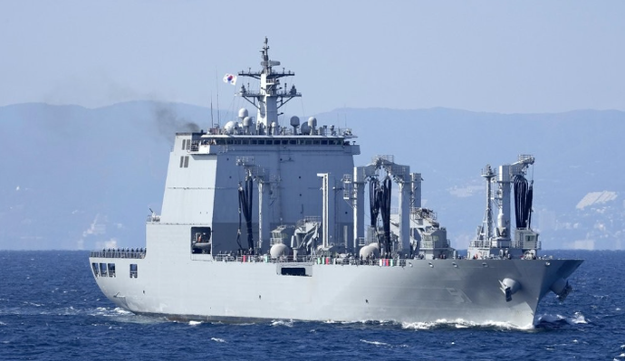 일본 주최 국제관함식에서 항행하는 한국 군수지원함 '소양함'