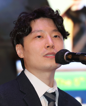 신훈영 홍익대 전자전기공학부 교수가 16일 오후 전남 신안군 자은면 라마다프라자호텔&씨원리조트 자은도 그랜드볼룸홀에서 열린 제5회 남도 신재새에너지 국제포럼에서 ‘에너지 위기와 지역별 차등 전기요금제’를 주제로 기조강연을 하고 있다./임문철 기자 35mm@namdonews.com