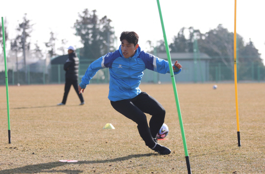 프로축구 광주FC 두현석 선수가 9일 제주 서귀포 예래동 체육공원 축구장에서 전지훈련을 하고 있는 모습. 제주/박건우 기자