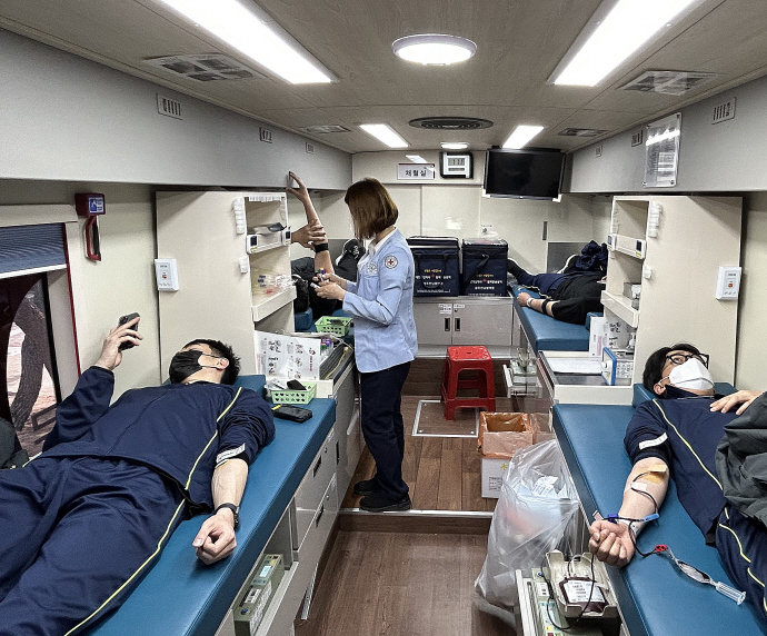 해경교육원 교직원과 교육생들이 헌혈을 하고 있다. /해경교육원 제공