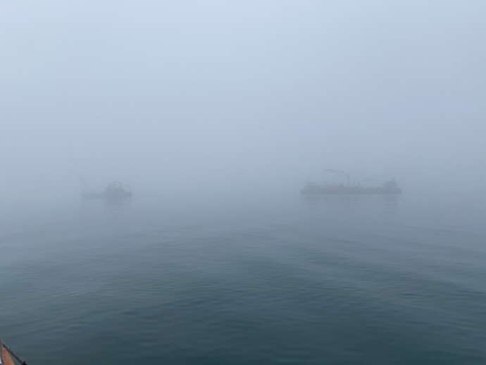 짙은 안개 속을 운항하는 선박. /여수해경 제공