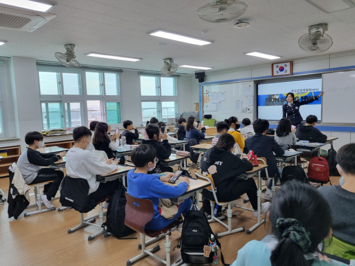 24일 여수경찰서가 신월초등학교를 찾아 학교폭력 특별예방교육을 실시하고 있다. /여수경찰서 제공