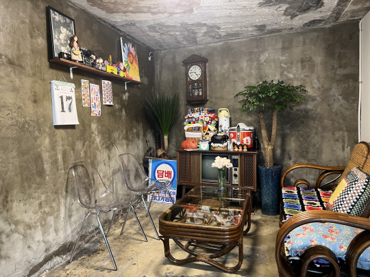 목포 시화골목내에 있는 카페 프롬서산의 모습.카페가 아기자기한 옛 소품들로 꾸며져 있다. /박건우 기자