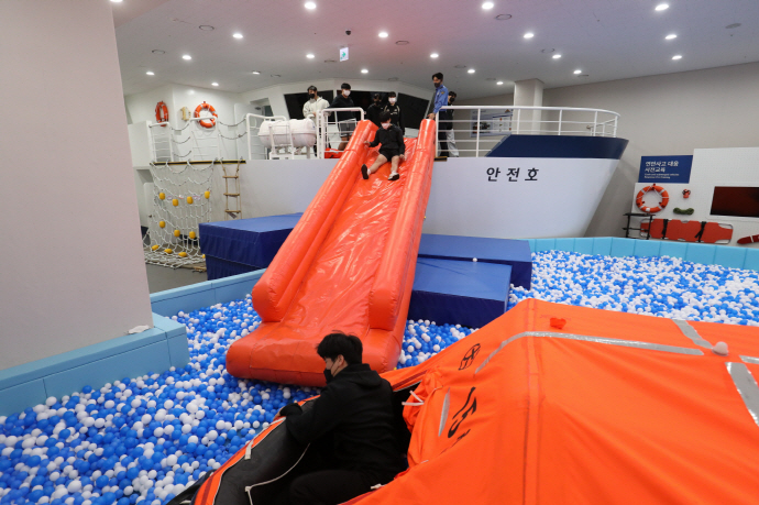 지난 12일 완도 수산고등학교 학생들이 해경교육원에서 선박 비상탈출 체험을 하고 있다. /해경교육원 제공