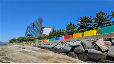 여수시 신월 해안로 벽이 무지개 색으로 변해 세계섬박람회 성공을 기원하고 있다. /여수시 제공