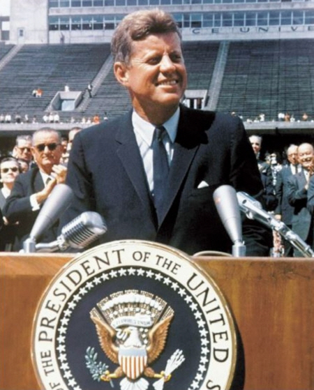 1962년 라이스대에서 ‘문샷(Moon shot)’ 연설을 하는 존 F 케네디 대통령. /NASA 제공