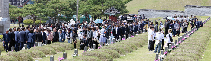 5·18 민주화운동 제43주년을 나흘 앞둔 14일 광주광역시 북구 운정동 국립5·18 민주묘지에 참배객들의 발길이 이어지고 있다. /임문철 기자 35mm@namdonews.com