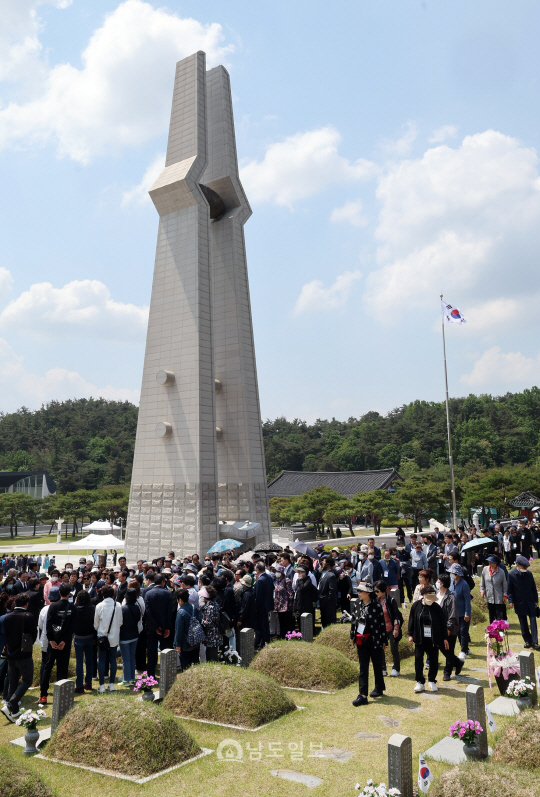참배객 발길 이어지는 5·18묘지5·18 민주화운동 제43주년을 나흘 앞둔 14일 광주광역시 북구 운정동 국립5·18 민주묘지에 참배객들의 발길이 이어지고 있다. /임문철 기자 35mm@namdonews.com