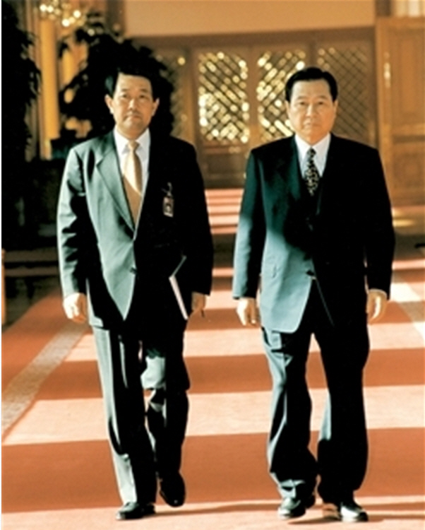 박주선 대한석유협회 회장은 김대중 정부의 청와대 초대 법무비서관을 지냈다. 당시 법무비서관은 민정수석과 인사수석의 기능을 통합한 자리였다. 사진은 1998년 12월 김대중 대통령과 박 법무비서관이 청와대에서 전국 법원장 오찬을 참석할 당시 모습.