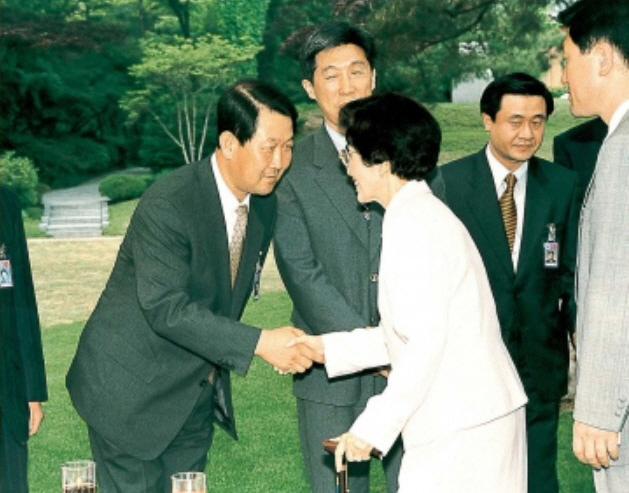 박주선 대한석유협회 회장은 김대중(DJ) 정부 청와대 법무비서관을 역임하는 동안 ‘능력·자질·전문성’을 제1원칙으로 삼고 대통령 인사를 보좌하는 일을 했다. 사진은 박 회장이 DJ 정부에서 청와대 법무비서관으로 지낼 때 당시 모습.