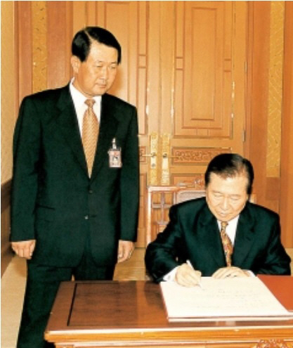 박주선 대한석유협회 회장은 김대중(DJ) 정부 청와대 법무비서관을 역임하는 동안 ‘능력·자질·전문성’을 제1원칙으로 삼고 대통령 인사를 보좌하는 일을 했다. 사진은 박 회장이 DJ 정부에서 청와대 법무비서관으로 지낼 때 당시 모습.