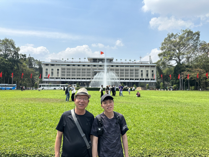 베트남 통일궁 앞에 선 김진환 필자와 아들.