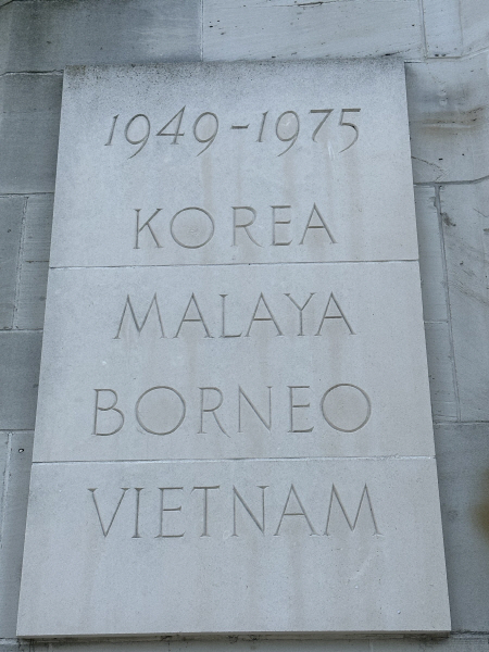 기억의 다리 왼편에 ‘KOREA’ 가 새겨진 표지판