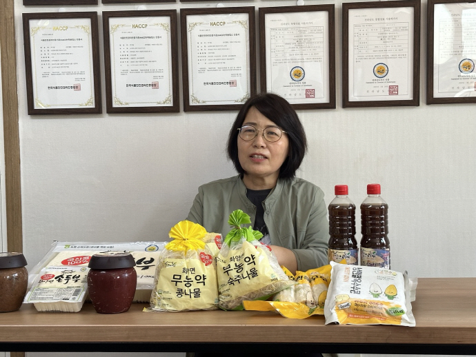 한해경 향유미가 대표가 자신이 정성스레 만든 NON-GMO 국산 된장, 고추장 두부류 등에 대해 설명하고 있다. /오승현 기자 romi0328@namdonewscom