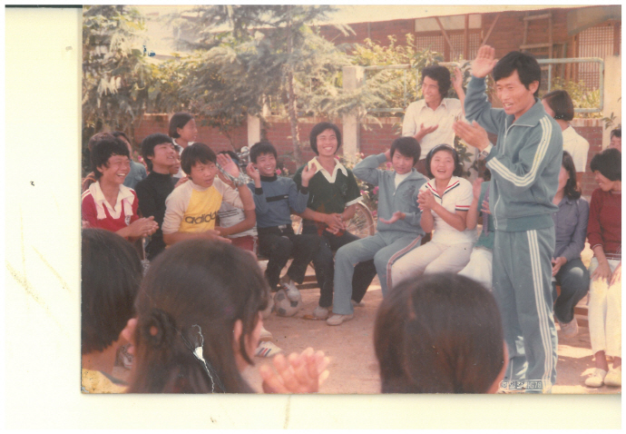 광천동 들불야학 1기 강학(교사)인 김영철(오른쪽 서 있는 사람)이 들불야학 학생 및 강학들과 함께 야외 수업을 하는 모습. 김영철은 파산 상태였던 광천삼화신용협동조합을 인수하는 등 시민아파트를 비롯 광처동 지역개발사업을 본격 추진한다. 그는 서울 직장 생활중 노동운동을 위해 귀향한 윤상원에게 들불야학 참여을 권유한다./윤상원 기념사회 제공