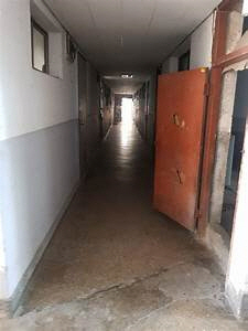 시민아파트 내부의 좁은 통로. 거주민들의 열악한 주거환경을 보여준다.