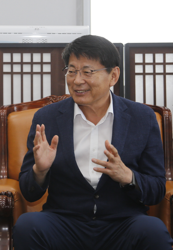 서삼석 더불어민주당 의원(국회 예산결산특별위원회 위원장)이 지난 6일 서울 여의도 국회에서 남도일보와 인터뷰 하며 “2024년 대한민국 예산이 우리 지역과 농어촌의 어려움을 극복하는 마중물이 될 수 있도록 최선을 다하겠다”고 말했다.서울/임소연 기자 lsy@namdonews.com