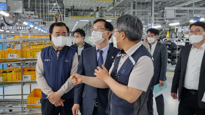 김경만 더불어민주당 의원이 지난 4월 13일 빛그린산업단지 광주글로벌모터스 생산현장을 방문, 관계자들로부터 현황을 청취하고 있다. /김경만 의원실 제공