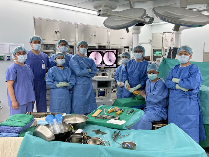 전남대학교병원 정형외과 김명선 교수 연구팀이 지난 5월26일 세계 최초로 3D 금속프린팅 기술을 활용한 환자 맞춤형 인공 팔꿈치 재건 보형물로 임상 수술에 성공한 뒤 단체사진을 촬영하고 있다. /전남대병원 제공