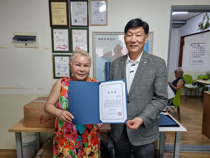 고려인마을은 김수관 상무수치과 대표원장에게 감사장을 전달하며 그동안의 후원에 고마움을 전했다./고려인마을 제공