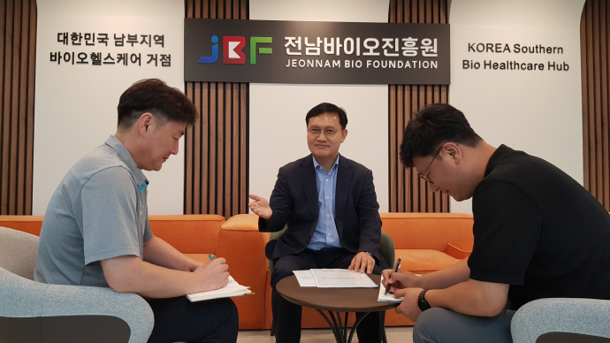 윤호열 원장이 나주 본원 사무실에서 경영 목표 ‘대한민국 남부 바이오헬스케어 거점’에 대해 설명하고 있다