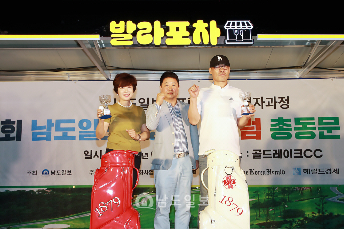 메달리스트 우승자들이 기념사진을 촬영하고 있다.