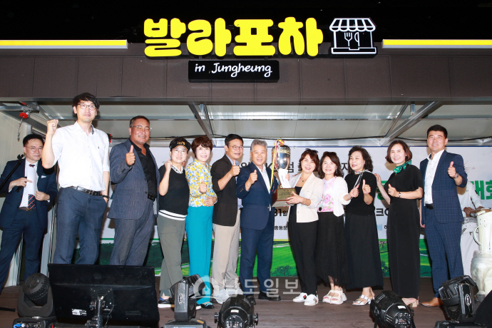 ‘제7회 남도일보 회장배 K포럼 총동문 골프대회’에서 종합 우승을 차지한 K포럼 4기 동문들이 기념사진을 촬영하고 있다.