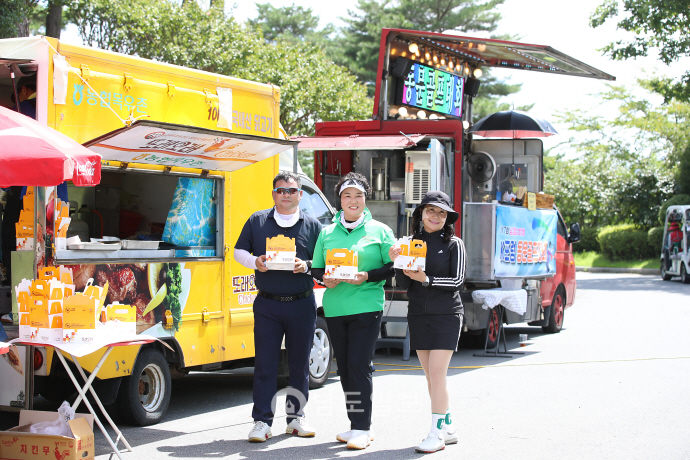대회 참가자들이 치킨, 아이스크림 등 먹거리 부스에서 기념촬영을 하고 있다.