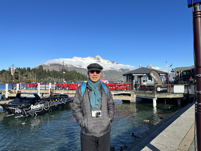 호수 앞에 선 필자.