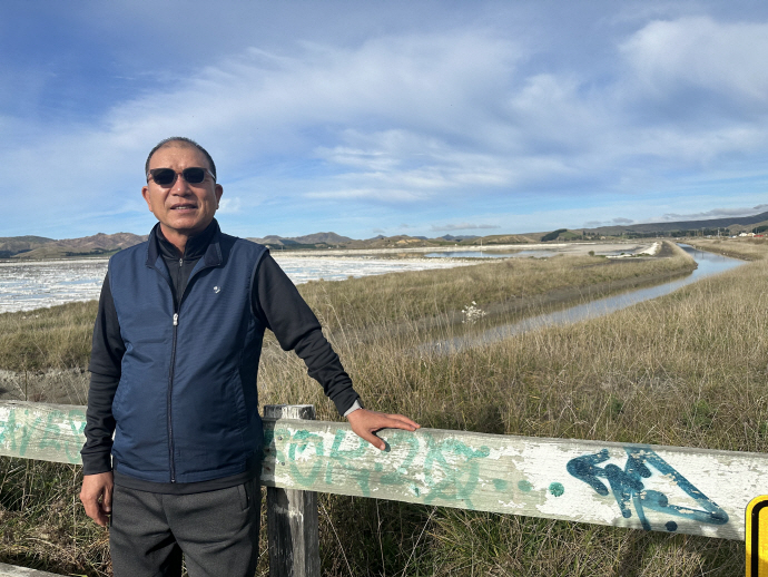 염전을 배경으로