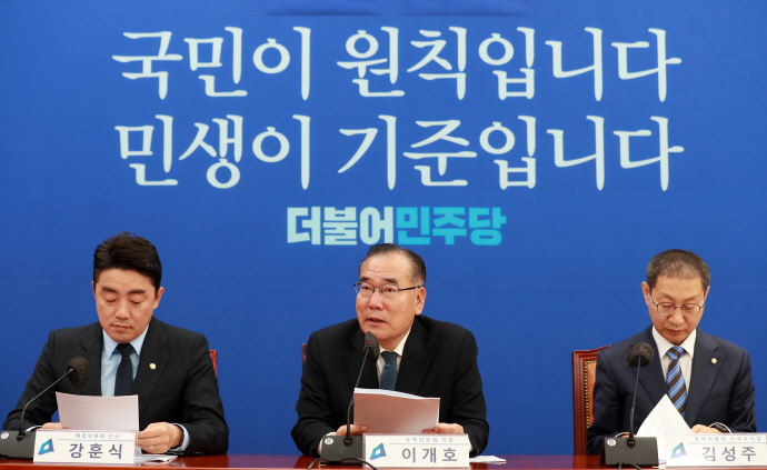 이개호(가운데) 더불어민주당 정책위의장이 지난 6일 오전 서울 여의도 국회에서 2024년 예산안 심사 방향 기자간담회를 하고 있다. /뉴시스