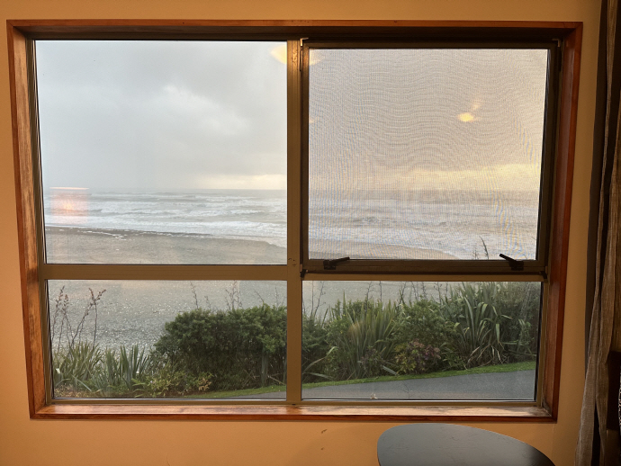 호텔 창문을 통해 바라본 바다 풍경
