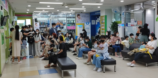광주 시내 한 아동병원에서 진료를 받기위해 시민들이 자신의 자녀와 함께 대기를 하고 있다. /박준호 기자