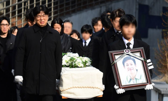 故이선균, 눈물 속 발인…영정 든 아들, 전혜진 오열 속 마지막 배웅