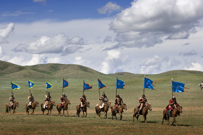 징기스칸 탄생 800주년을 맞아 2008년 열렸던 유라시아 축제. 13세기 군복을 입은 기병들이 칭기즈칸 치하의 몽골 부족 통일을 재현하고 있다.
