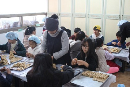 김복녀전통식품에서 운영하는 약과 체험장. 사진은 아이들이 약과를 만들고 있는 모습. /김복녀전통식품 제공
