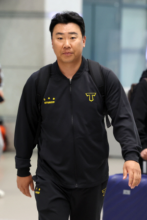 이범호 KIA 타이거즈 감독이 일본 오키나와에서 스프링캠프를 마치고 6일 오후 인천국제공항 제1여객터미널을 통해 귀국하고 있다. /뉴시스
