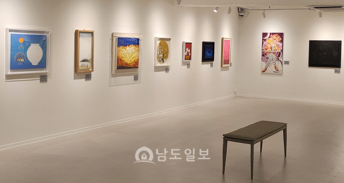 수하갤러리 재개관기념전 초대전 시리즈 Ⅰ ‘한국화 27 작가’ 전경