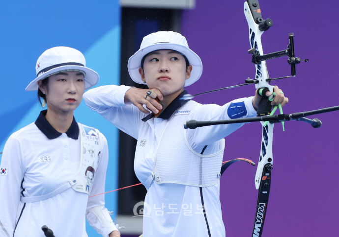 2022 항저우 아시안게임 여자 양궁 리커브 단체 준결승 한국 대 인도 경기, 한국 안산이 활을 쏘고 있는 모습.  /뉴시스